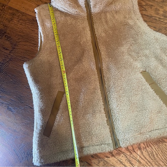 The north face Wmns tan sherpa style zip up vest high neck pockets Sz large - Picture 6 of 12
